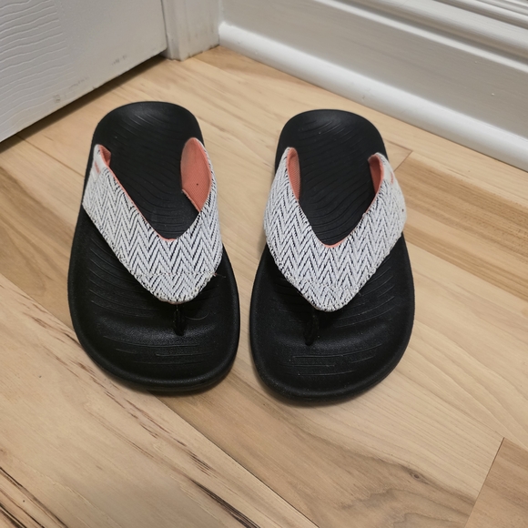 Hey Dude Black and Grey Flip Flops - Picture 2 of 5